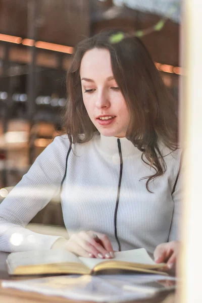 Portret pani całkiem młody Biznes Praca w kawiarni. Pape — Zdjęcie stockowe