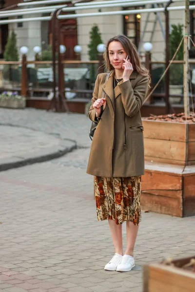 Portrait of a pretty young business lady is negotiating on the p — Stock Photo, Image