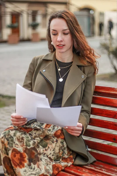 Портрет красивой молодой деловой леди, работающей на скамейке — стоковое фото