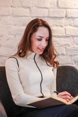 Bir kafede çalışma bir pretty genç iş kadını portresi. Pape