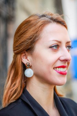 Güneşli bir günde güzel bir kız. Klasik tarzda giyinmiş. Epoksi d