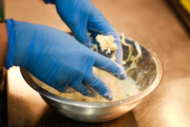 Kız şefi Eclairs için hamur yoğurma. Erik, tereyağı ve un.