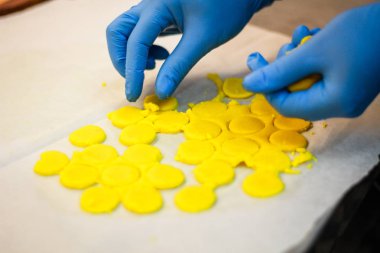 Kız şefi Eclairs için hamur yoğurma. Erik, tereyağı ve un.