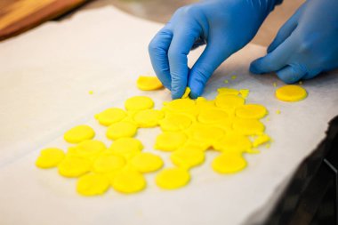 Kız şefi Eclairs için hamur yoğurma. Erik, tereyağı ve un.