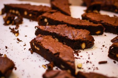 Kızın şefleri brownileri yırtıyor. Lezzetli kekler. Brownies w