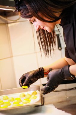 Kız şefi eklektik bir pasta pasta hazırlıyor. Sarı cak