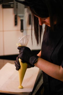 Kız şefi eklektik bir pasta pasta hazırlıyor. Sarı cak