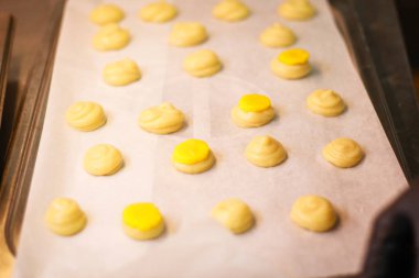 Kız şefi eklektik bir pasta pasta hazırlıyor. Sarı cak