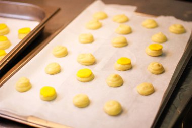 Kız şefi eklektik bir pasta pasta hazırlıyor. Sarı cak