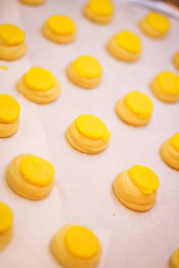 Kız şefi eklektik bir pasta pasta hazırlıyor. Sarı cak