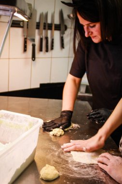 Bir kız şefinin portresi. Siyah üniformalı kadın. Resta ile tanışın