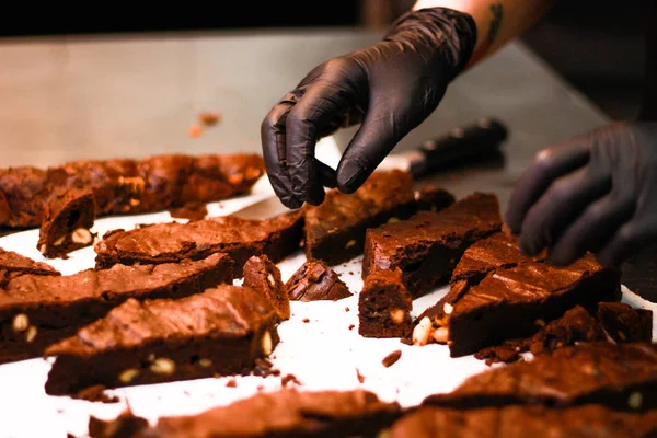 El chef de la chica lame los brownies. Deliciosos pasteles. Brownies w — Foto de Stock