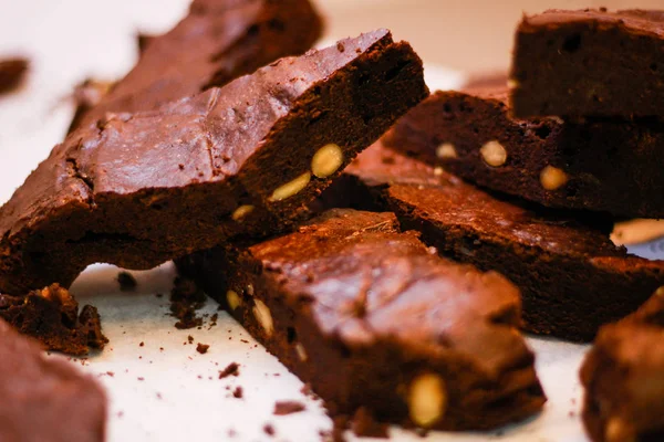 O cozinheiro da rapariga corta os brownies. Bolos deliciosos. Brownies w — Fotografia de Stock