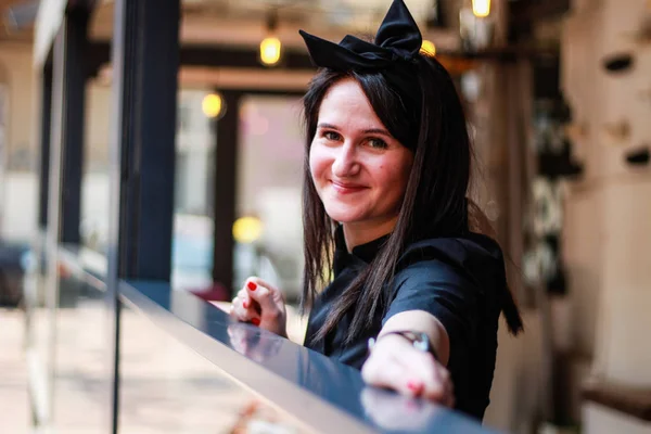 Retrato de una chica chef. Mujer con uniformes negros. Conoce la resta — Foto de Stock