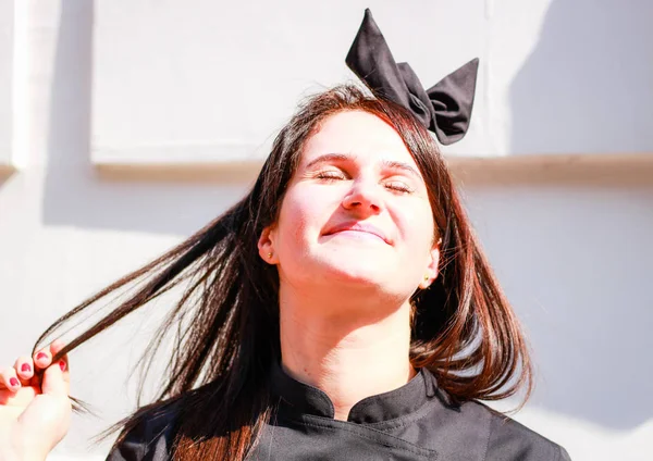 Retrato de una chica chef. Mujer con uniformes negros. Conoce la resta —  Fotos de Stock