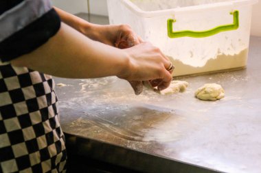 Kız şefi Eclairs için hamur yoğurma. Erik, tereyağı ve un.