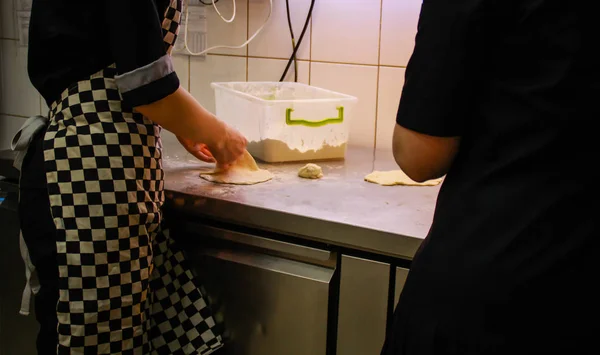 Дівчина шеф-кухар замішує тісто для еклерів. слива, масло і борошно . — стокове фото