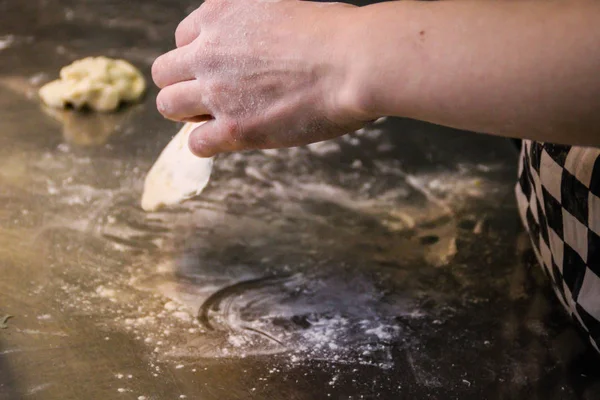 Дівчина шеф-кухар замішує тісто для еклерів. слива, масло і борошно . — стокове фото