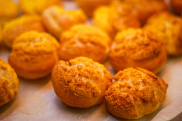 Deliciosos eclairs. Padaria no forno. Confeitaria. Amarelo — Fotografia de Stock