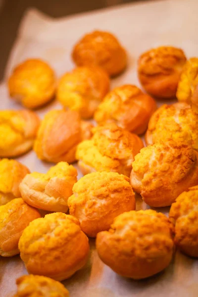 Deliciosas tortas. Panadería en el horno. Confitería. Amarillo sma — Foto de Stock