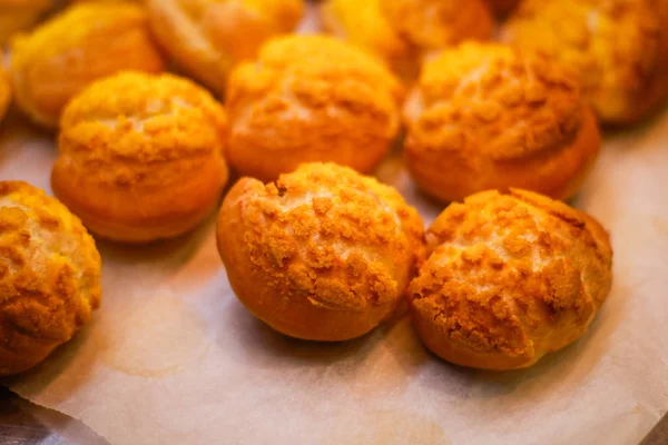 Deliciosos eclairs. Padaria no forno. Confeitaria. Amarelo — Fotografia de Stock