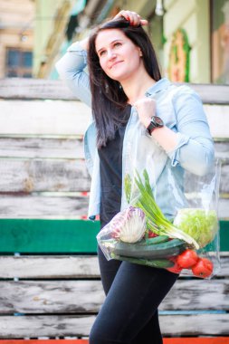 Kız Şef taze sebze bir çanta ile bir çarşı geliyor. Fr