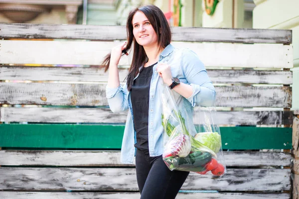 Chica chef viene de un bazar con una bolsa de verduras frescas. Fr. — Foto de Stock
