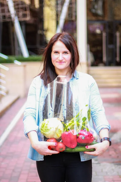 Chica chef viene de un bazar con una bolsa de verduras frescas. Fr. — Foto de Stock