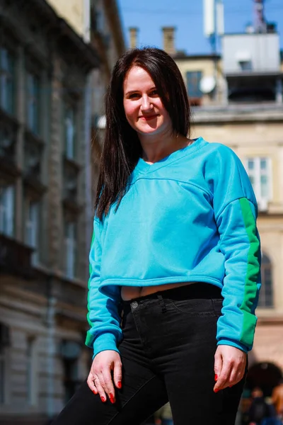 Retrato de estilo de vida de una chica morena en un dedo del pie enano azul en el — Foto de Stock