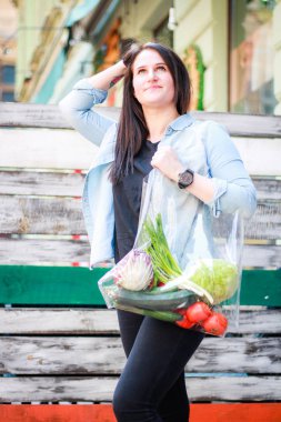 Kız Şef taze sebze bir çanta ile bir çarşı geliyor. Fr