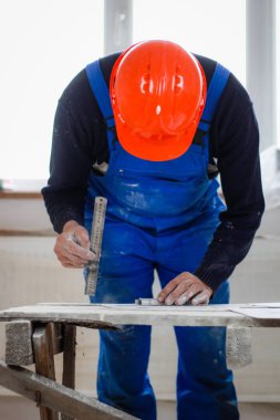 Elinde bir portakal inşaat yakalayıcı bir inşaatçı dr ile