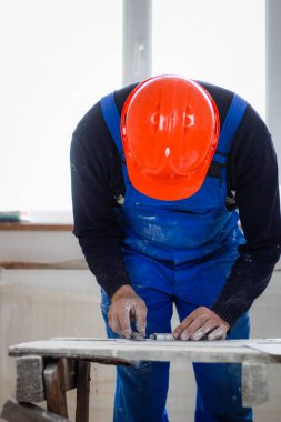 Elinde bir portakal inşaat yakalayıcı bir inşaatçı dr ile