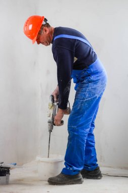 Elinde bir inşaat kaskı olan bir inşaat çırçırı