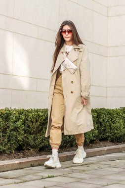 Şık bir kızın portre çekimi. Bej tonları. spr eğilimleri