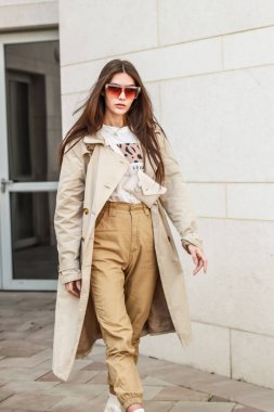 Şık bir kızın portre çekimi. Bej tonları. spr eğilimleri