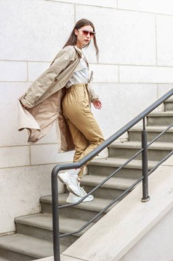 Şık bir kızın portre çekimi. Bej tonları. spr eğilimleri