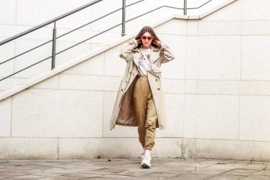 Şık bir kızın portre çekimi. Bej tonları. spr eğilimleri