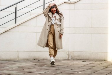 Şık bir kızın portre çekimi. Bej tonları. spr eğilimleri