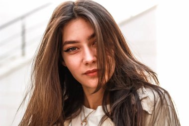 Şık bir kızın portre çekimi. Bej tonları. spr eğilimleri