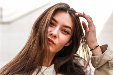 Şık bir kızın portre çekimi. Bej tonları. spr eğilimleri