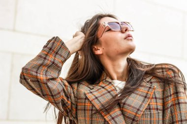 Şık bir kızın portre çekimi. Bej tonları. spr eğilimleri