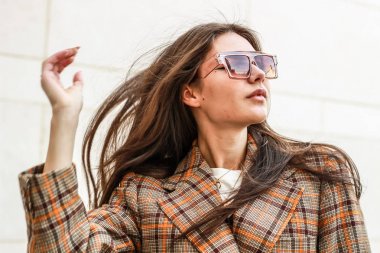 Şık bir kızın portre çekimi. Bej tonları. spr eğilimleri