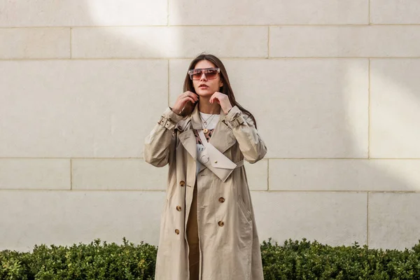 Retrato de una chica con estilo. Tonos beige. Tendencias de spr — Foto de Stock