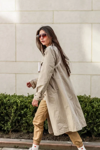 Retrato de una chica con estilo. Tonos beige. Tendencias de spr — Foto de Stock