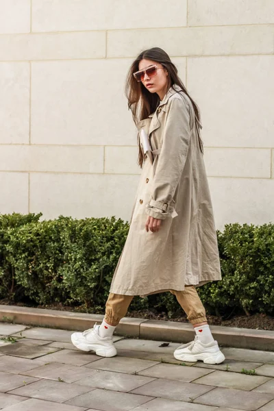 Retrato de una chica con estilo. Tonos beige. Tendencias de spr — Foto de Stock