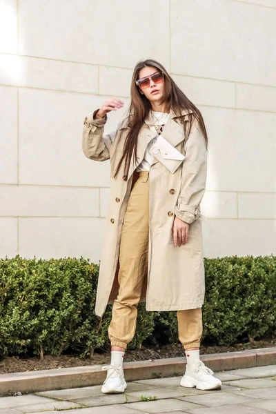 Retrato de una chica con estilo. Tonos beige. Tendencias de spr — Foto de Stock