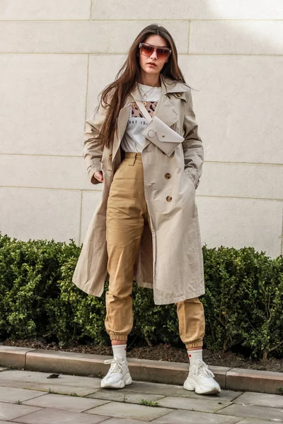 Şık bir kızın portre çekimi. Bej tonları. spr eğilimleri