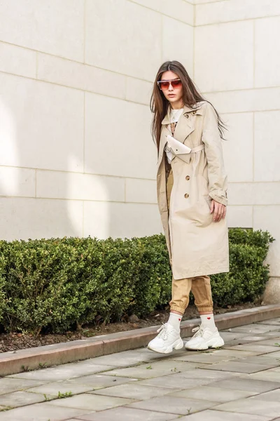 Retrato de una chica con estilo. Tonos beige. Tendencias de spr — Foto de Stock