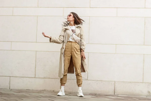 Retrato de una chica con estilo. Tonos beige. Tendencias de spr — Foto de Stock