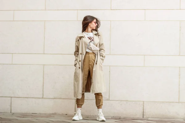 Retrato de una chica con estilo. Tonos beige. Tendencias de spr —  Fotos de Stock